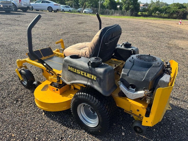 hustler-fastrack-42"-commercial-zero-turn-mower-image-4
