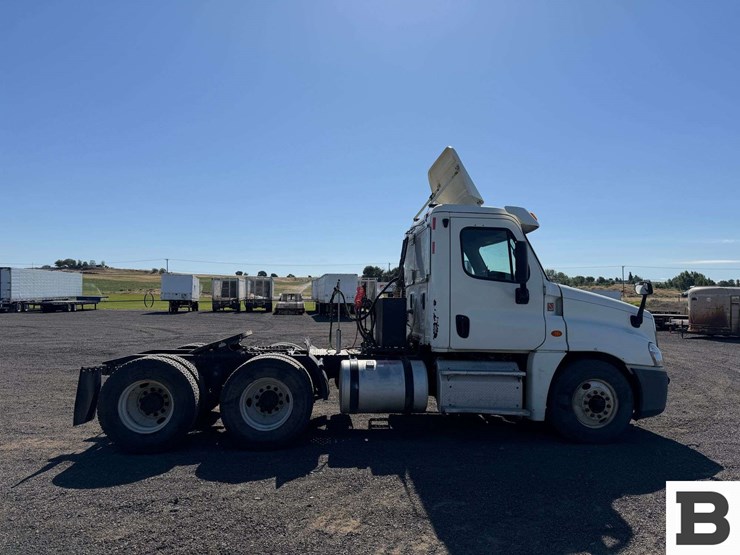 2014-freightliner-cascadia-125-image-6