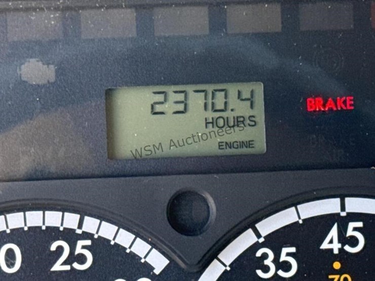 2013-freightliner-m2-106-image-39