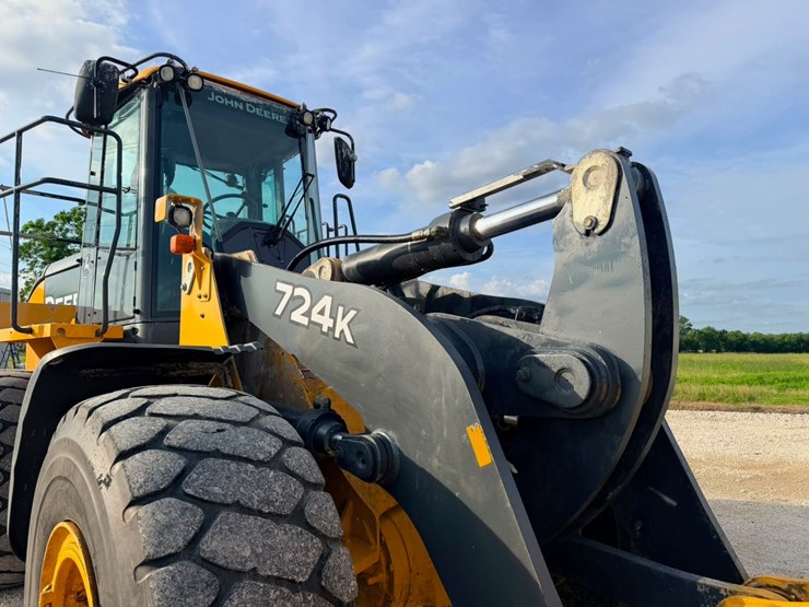 2019-deere-724k-image-20