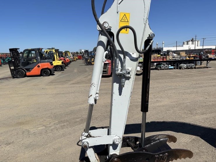 2016-takeuchi-tb240-image-17