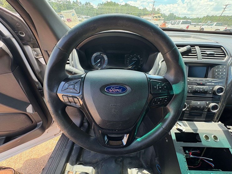 2016-ford-explorer-image-13