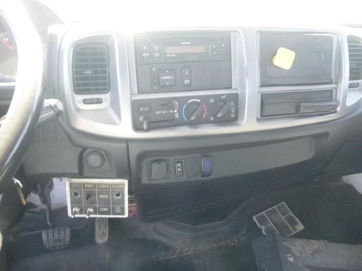 2015-hino-268-image-26
