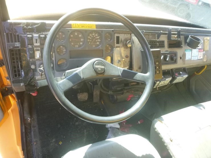 1996-freightliner-fl70-image-20