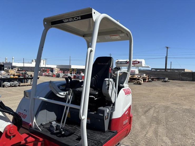 2016-takeuchi-tb240-image-25