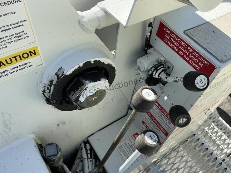 2012-freightliner-m2-106-image-20