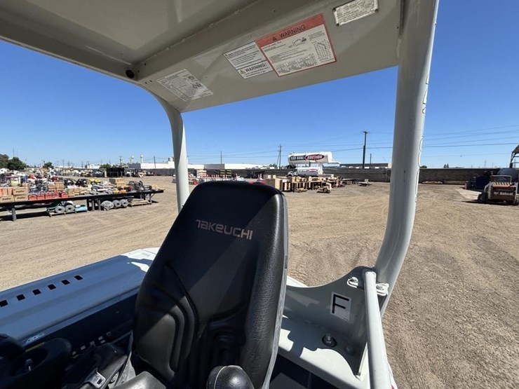 2016-takeuchi-tb240-image-38