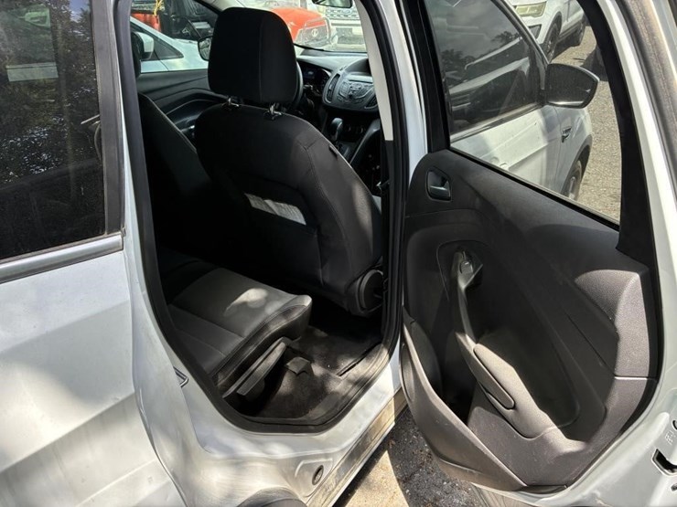 2015-ford-escape-se-image-10
