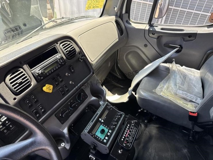2013-freightliner-m2-106-image-40