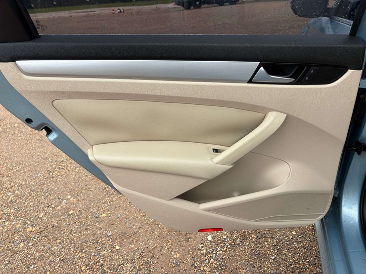 2012-volkswagen-passat-se-diesel-4-door-sedan-(172,508-miles)-image-16