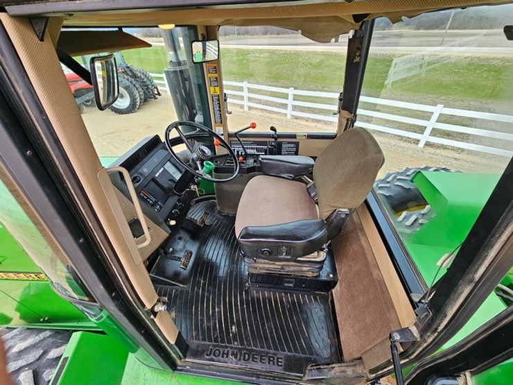 john-deere-8570-image-32