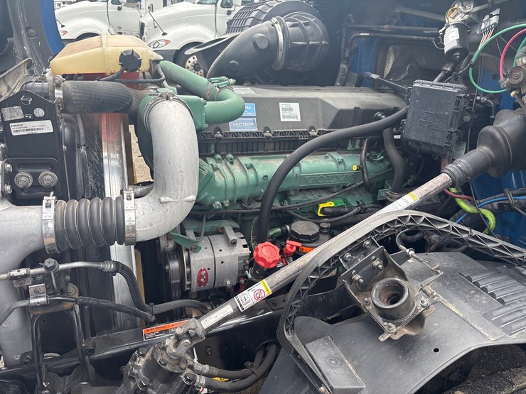 2016-volvo-vnl64t300-image-14