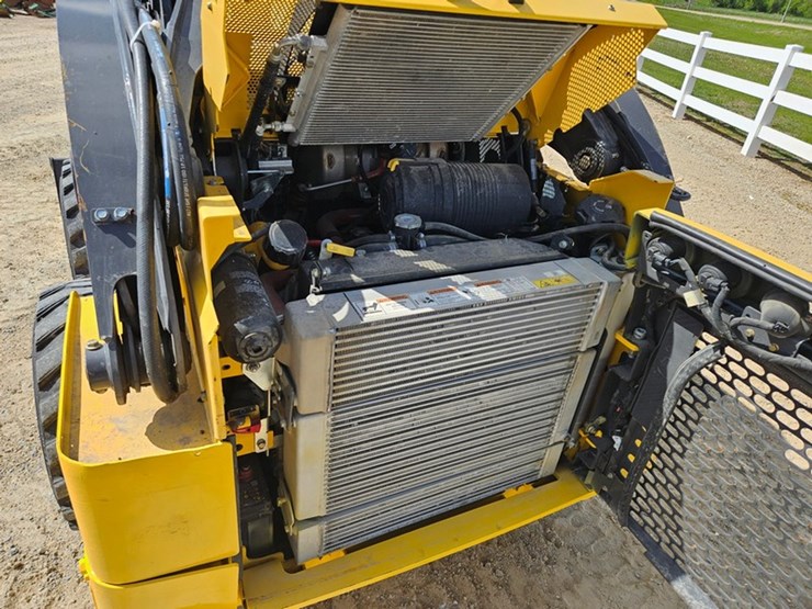 2021-new-holland-l318-image-13
