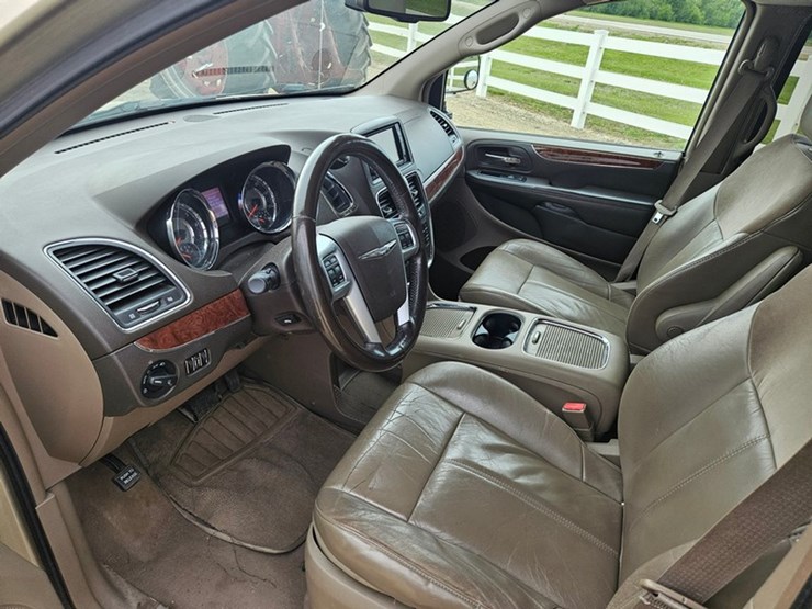 2011-chrysler-town-&-country-image-24