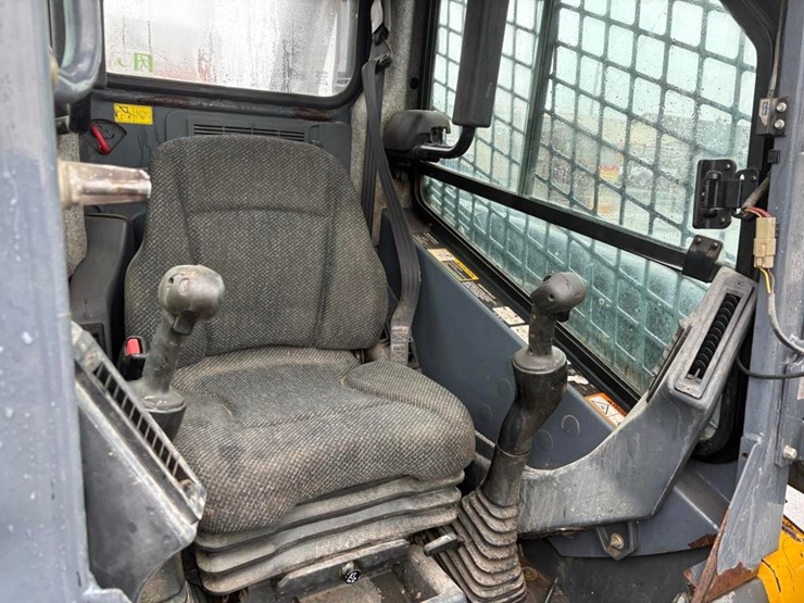 deere-320e-image-35