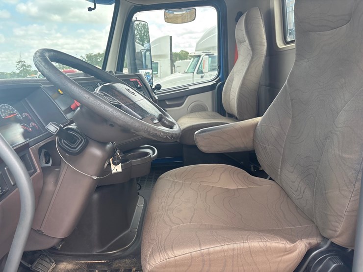 2016-volvo-vnl64t300-image-7