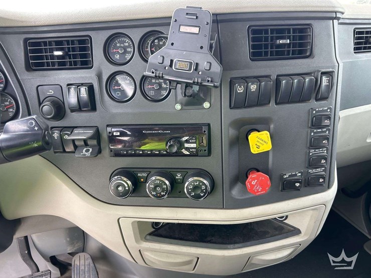 2019-peterbilt-579-image-18