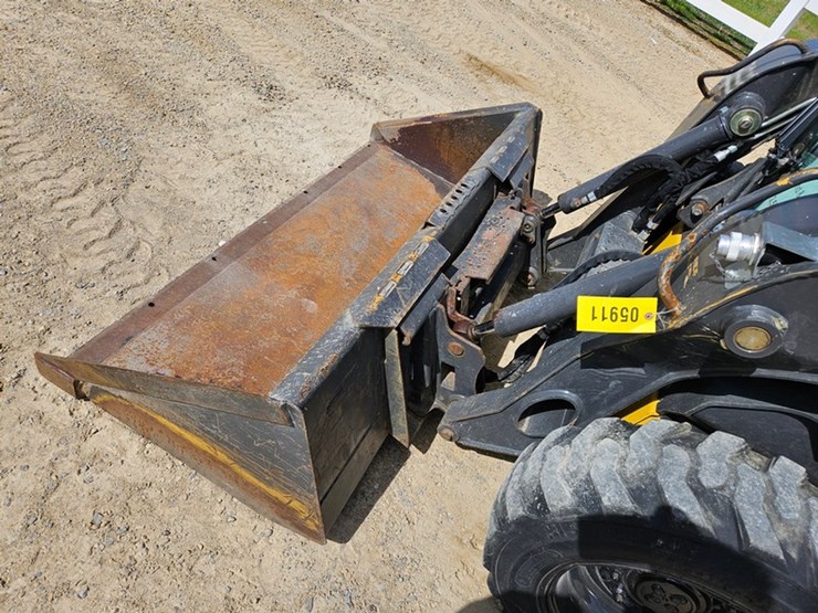 2021-new-holland-l318-image-10