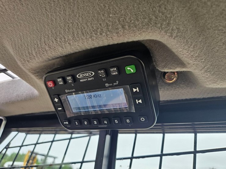 new-holland-l320-image-30