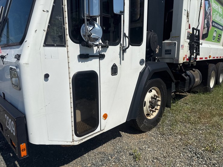 #8-•-2017-crane-carrier-heil-rear-load-garbage-truck-image-10