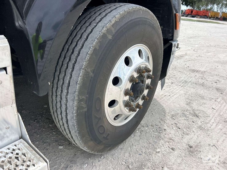 2019-peterbilt-579-image-41