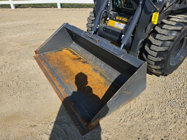 new-holland-l320-image-9