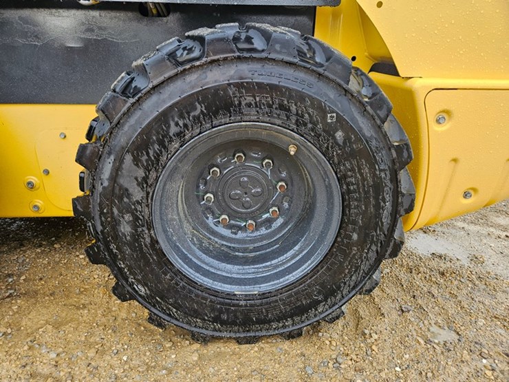 new-holland-l320-image-33