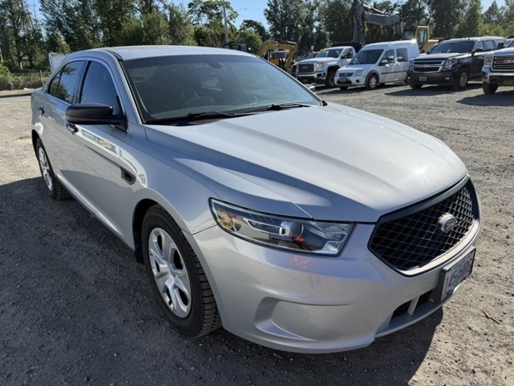 2017-ford-taurus-awd-sedan-image-2