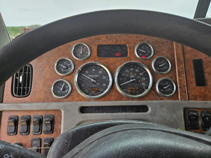 2006-peterbilt-379-image-40