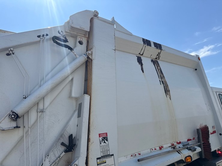 #9-•-2016-freightliner-heil-rear-load-garbage-truck-image-17
