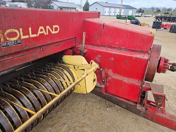 new-holland-320-image-15