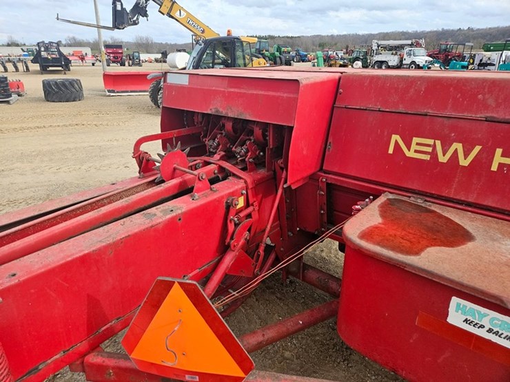 new-holland-320-image-19