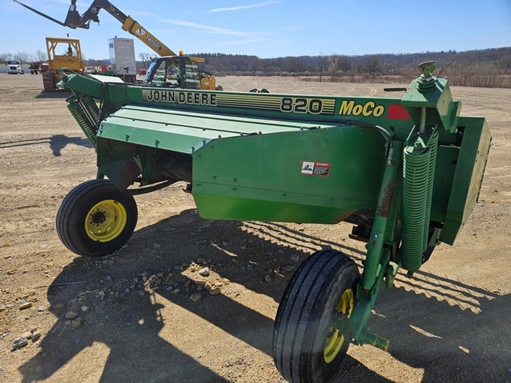 john-deere-820-image-21