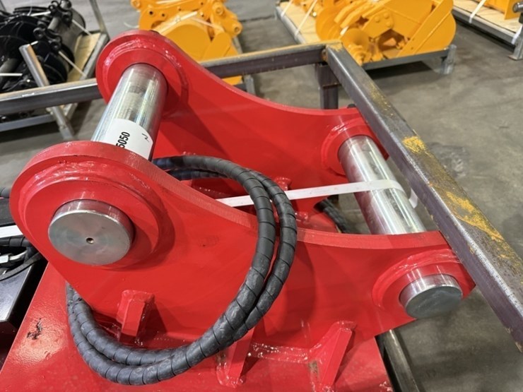 2026-caterpillar-320-image-5