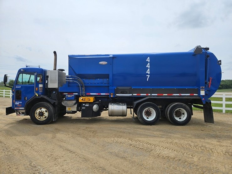 #5222-•-2015-peterbilt-garbage-truck-image-2