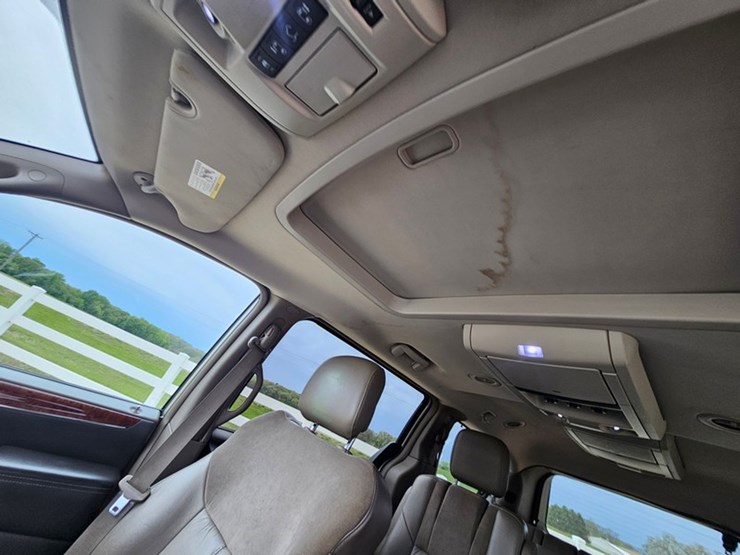 2011-chrysler-town-&-country-image-39