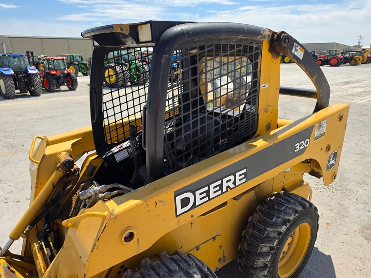2007-deere-320d-image-19