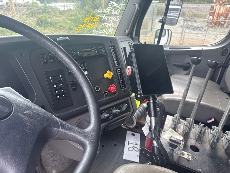 2014-freightliner-114sd-image-43