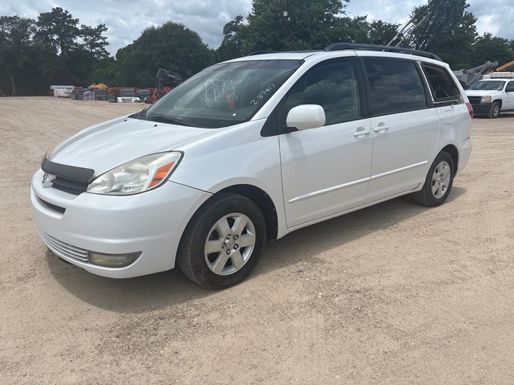 2003-toyota-sienna-image-1