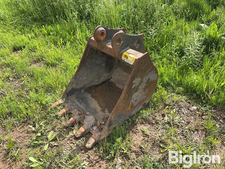 case-new-holland-24”-backhoe-bucket-image-1