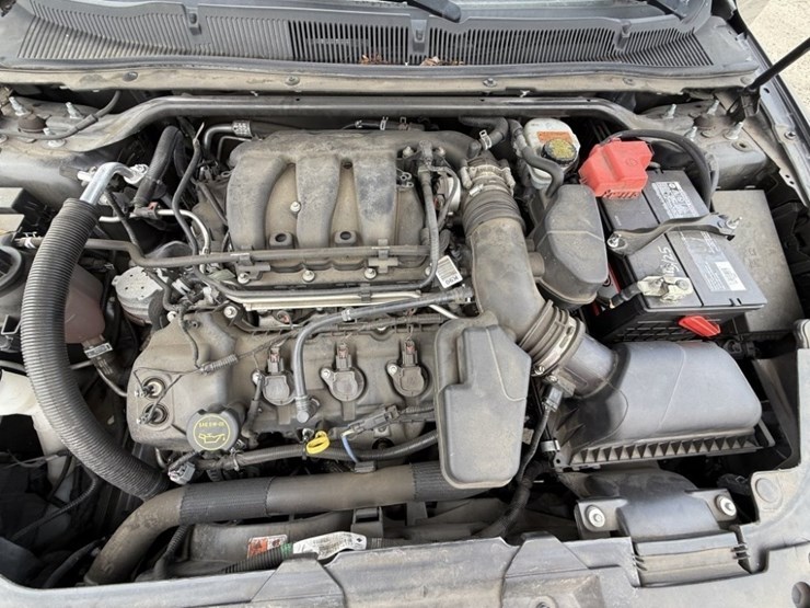 2015-ford-taurus-awd-sedan-image-13