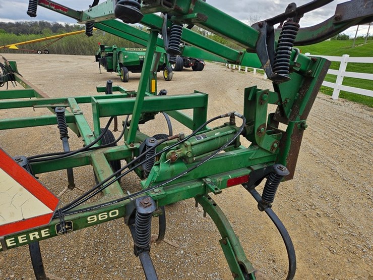 john-deere-16-image-15