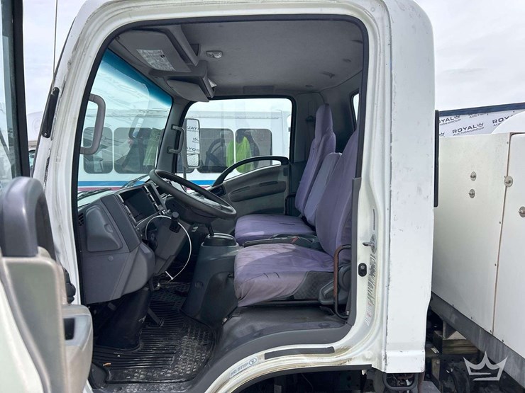 2015-isuzu-npr-image-13