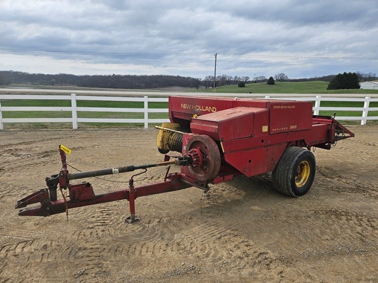 new-holland-320-image-1