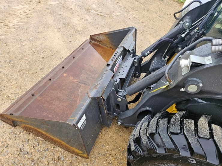 new-holland-l320-image-10
