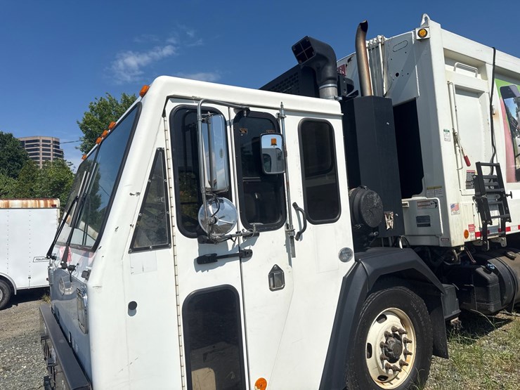 #8-•-2017-crane-carrier-heil-rear-load-garbage-truck-image-11