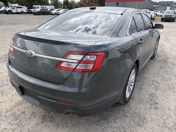 2016-ford-taurus-sedan-image-4