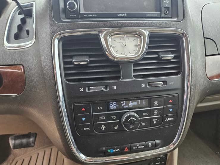2011-chrysler-town-&-country-image-32