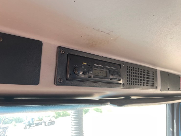 1999-freightliner-fl80-image-66