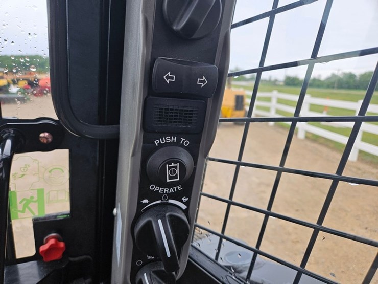 new-holland-l320-image-25
